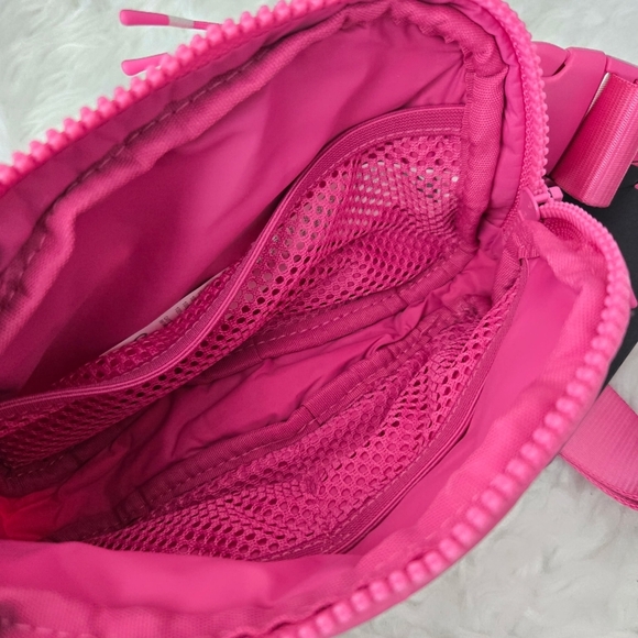 Fabletics The Essential Puffer Belt Bag. Color: Beach Party. New.Keep your per - Picture 5 of 9